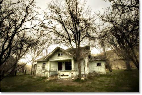 Disintegrating house in Caliente.