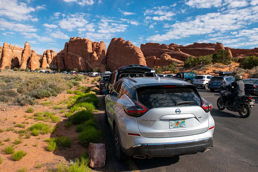 Cars line the parking lot of Devils Garden on a busy weekend morning. NPS/Veronica Verdin